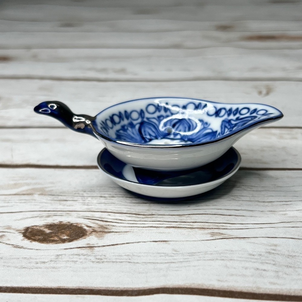 Bombay Tea Strainer Blue White Floral Porcelain Chinoiserie 2 Piece Set OS